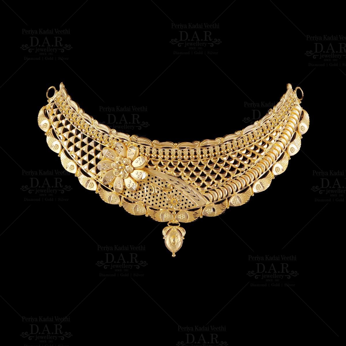 Gold necklace on a mannequin bust with weight information.